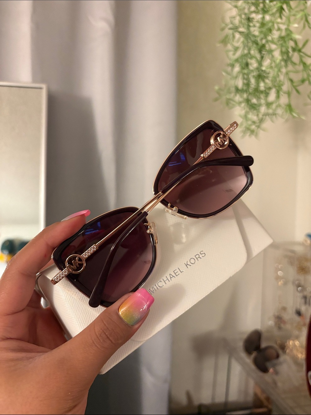 Michael Kors Women’s Burgundy Gradient Square Sunglasses like new - Picture 4 of 8
